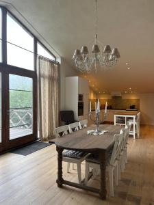 ein Esszimmer und eine Küche mit Tisch und Stühlen in der Unterkunft t'Lusthof in Ardooie