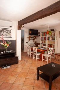 a living room with a table and chairs at Il Principe di Stifone - Affitti Brevi Italia in Narni