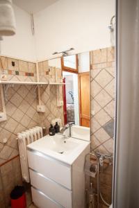 a bathroom with a sink and a mirror at Il Principe di Stifone - Affitti Brevi Italia in Narni