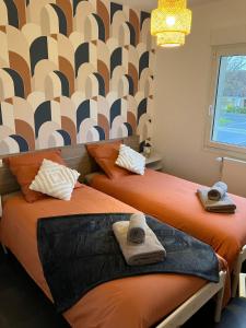 two beds sitting next to each other in a room at La pétillante in Vertus