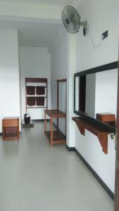 un soggiorno con una TV a schermo piatto su una parete di Maple home stay and cottage a Ella