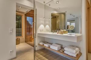 un bagno con lavandino e specchio di ANETSEDER Landhotel, Lofts & Golf a Thyrnau Altre 58 foto