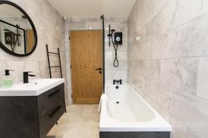 Ένα μπάνιο στο K Suites - Fulbridge Road 110