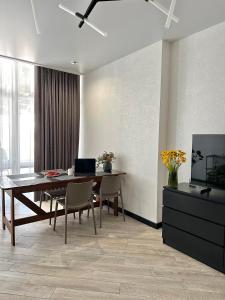 Μια τηλεόραση ή/και κέντρο ψυχαγωγίας στο Апартамент золотой Бугаз Грибовка колоски