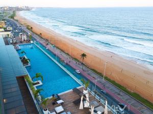 サルバドールにあるArt Studio Incredible roofop by VLV Staysのビーチとスイミングプールの景色を望めます。 +44枚の写真