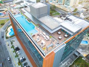 Una vista aérea de un edificio con piscina. en Art Studio Incredible roofop by VLV Stays, en Salvador 44 fotos más