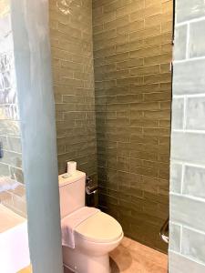 Ένα μπάνιο στο Luxury Seseh Suite - Rice field View