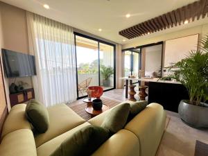 Μια τηλεόραση ή/και κέντρο ψυχαγωγίας στο Luxury Seseh Suite - Rice field View +12 φωτογραφίες