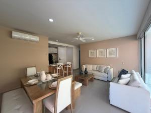 カルタヘナ・デ・インディアスにあるMorros 922 Beach Houseのソファとテーブルのあるリビングルーム
