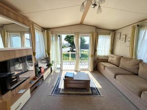Χώρος καθιστικού στο Lovely Caravan With Decking At Suffolk Sands Holiday Park Ref 45017B