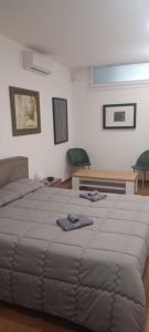 En eller flere senge i et værelse på Casa Cristina + 1 billede