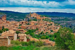 La Puebla de CastroにあるLa Casa del Lago con vistas a las Montañasの山の上の村