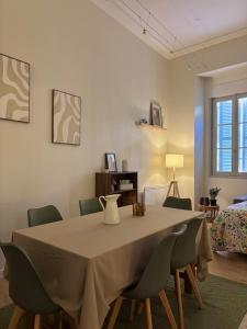a room with a table with chairs and a bed at Appartement 6 personnes Paray-le-monial in Paray-le-Monial