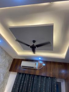 a ceiling fan sitting on top of a room at Memorablestay in Greater Noida