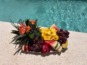 タマリンドにあるLa Ramona Charming Hotelのプールの横にある果物と野菜の皿