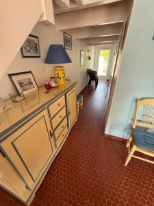 an overhead view of a kitchen with a red floor at Maison familiale la Parée in Bretignolles-sur-Mer