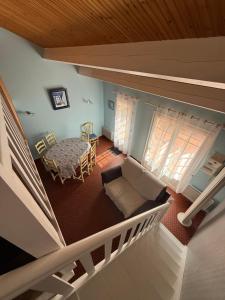 an overhead view of a living room with a couch and a table at Maison familiale la Parée in Bretignolles-sur-Mer