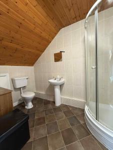 Ένα μπάνιο στο Andante Guesthouse KENCARE LIMITED +67 φωτογραφίες