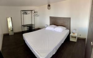 Voodi või voodid majutusasutuse Bungalow vue océan toas