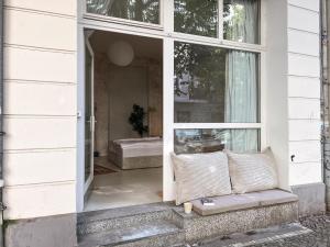 une maison blanche avec un banc dans la fenêtre dans l'établissement Loft-style design apartment in the heart of Berlin, à Berlin