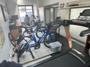 Fitness centrum a/nebo fitness zařízení v ubytování Sunset Links Golf Estate home, walk to Beach