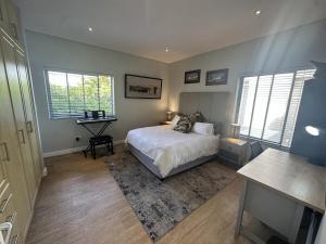 Postel nebo postele na pokoji v ubytování Sunset Links Golf Estate home, walk to Beach + 26 fotografií