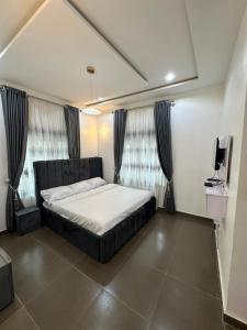 Postel nebo postele na pokoji v ubytování Meniruluxuryhomes