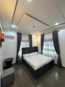 Postel nebo postele na pokoji v ubytování Meniruluxuryhomes