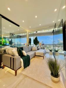 バルエリにあるLuxury apartment with an Alpha viewのリビングルーム(ソファ、ガラスの壁付)