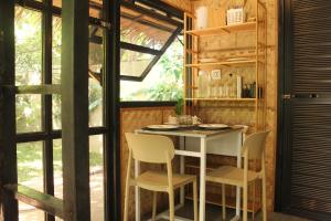 eine Küche mit Tisch und Stühlen und einem Fenster in der Unterkunft Kamia Tiny Rest House in Santa Rosa
