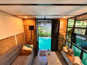 ein Wohnzimmer mit einem großen Aquarium und einer Couch in der Unterkunft Kamia Tiny Rest House in Santa Rosa