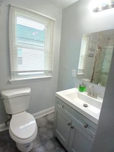 Bilik mandi di Relaxed Private Room in Washington DC