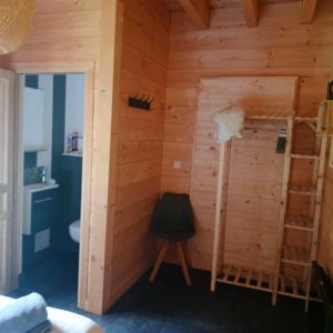 ジェラールメにあるChalet Bois le Havre du sotrè Gérardmer Sauna panoramique jacuzzi 14 personnes et 2 bébésの二段ベッドのある木造キャビンのある部屋