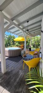 Χώρος καθιστικού στο Bungalow Ulutawu SPA Privatif