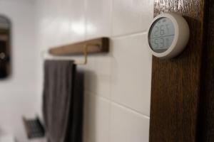 a digital clock on a wall in a bathroom at Air conditioner 4 people Line 2 Sillim Station Parking Outdoor table Seoul tour Gocheok Dome K-pop lovers' hideout in Seoul +33 photos