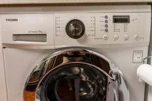 a front loading washing machine in a room at Air conditioner 4 people Line 2 Sillim Station Parking Outdoor table Seoul tour Gocheok Dome K-pop lovers' hideout in Seoul