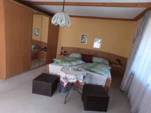 a small bedroom with a bed and a table at Freddys Gästehaus mit 3 Schlafzimmer in Dellach