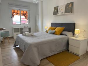 ein Schlafzimmer mit einem großen Bett mit gelben Kissen in der Unterkunft Campo de la Verdad Home Luxury in Córdoba