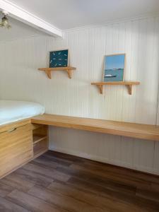 ein Zimmer mit einem Bett und Regalen in einem Zimmer in der Unterkunft Maison de vacances à Petit Piquey, entre Bassin et Océan in Lège-Cap-Ferret