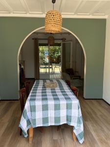 einen Tisch mit einem blau-weißen karierten Tischtuch in der Unterkunft Maison de vacances à Petit Piquey, entre Bassin et Océan in Lège-Cap-Ferret