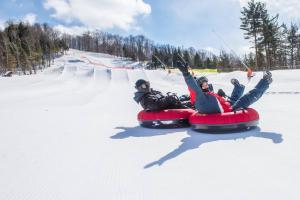 Renovated Chalet De l'Escapade Hot Tub - Ski - Snow Tubing- Lakeview - Pool table - More v zimě