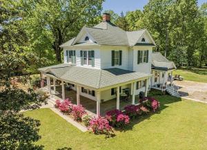 LittletonViridia Bed and Breakfast的一栋白宫与鲜花的俯视图