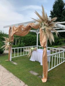 una tienda de campaña con una mesa y una palmera en Спа Комплекс Ливадите, en Deredzhik-Kʼoy 5 fotos más