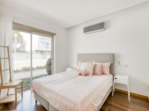Ένα ή περισσότερα κρεβάτια σε δωμάτιο στο Modern Villa with Pool and barbecue