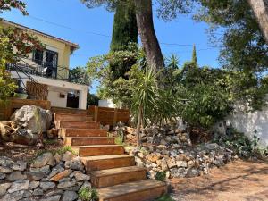 un escalier en face d'une maison dans l'établissement Spacieuse villa dans les pins, à Marseille