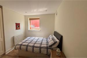 a small bedroom with a bed and a window at Central Dublin 2-Bed Apartment -Sleeps 5 & Parking in Dublin