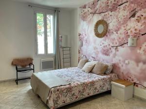 une chambre avec un lit et un mur floral rose dans l'établissement Spacieuse villa dans les pins, à Marseille