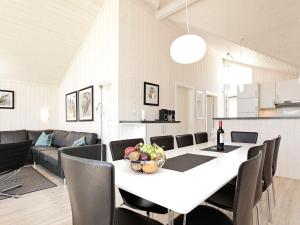 ein Esszimmer und ein Wohnzimmer mit einem weißen Tisch und Stühlen in der Unterkunft 10 person holiday home in Großenbrode in Großenbrode