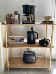 une étagère avec une cafetière et un grille-pain dans l'établissement Spacieuse villa dans les pins, à Marseille