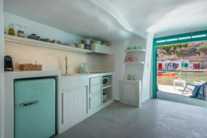 Gallery image of Mimikos Boathouse in Mandrakia +14 photos